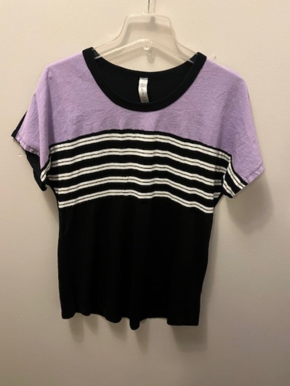 Women's Cali USA Top, Size L, Black w purple, Short Sleeve. Excellent Condition!